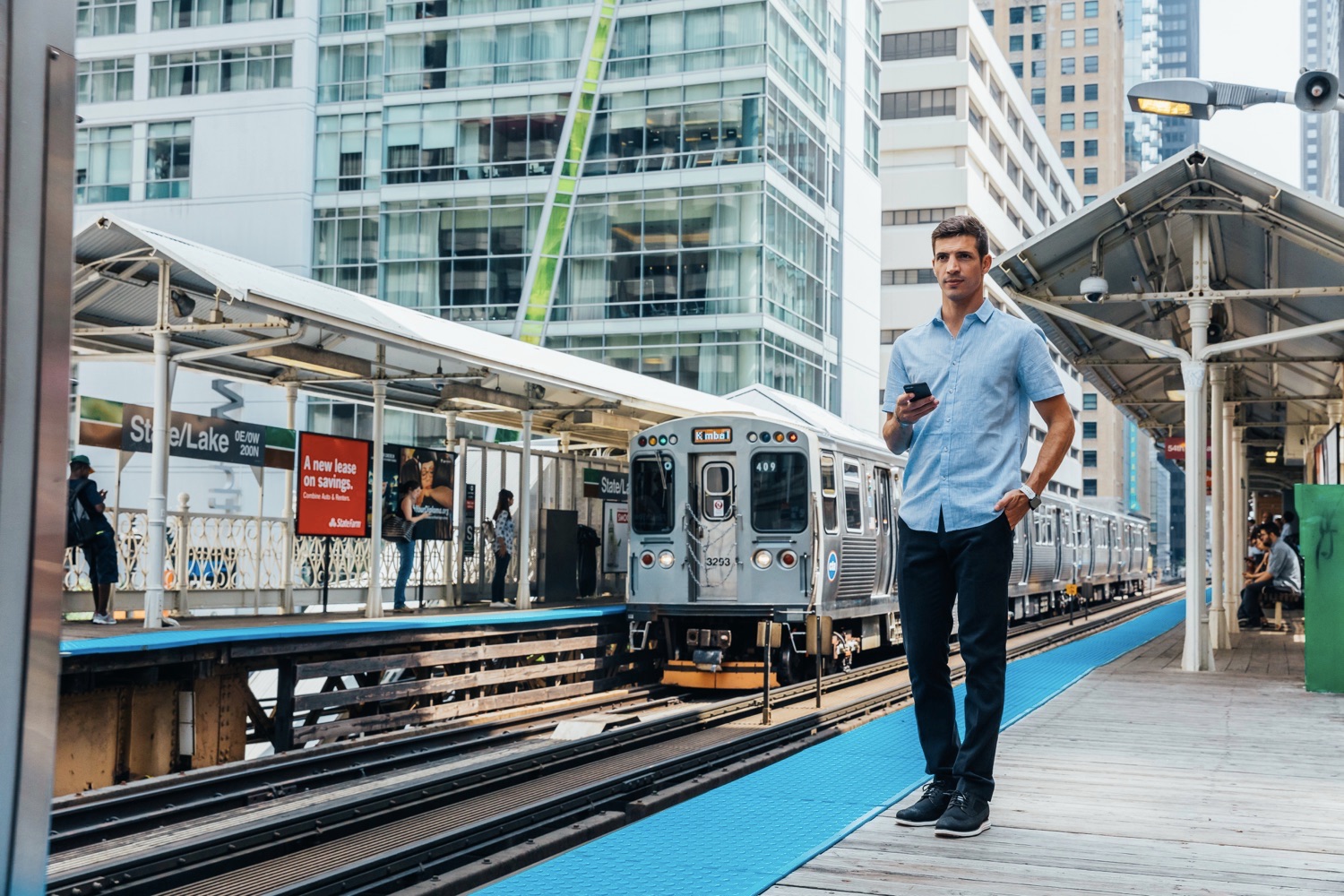 17_CHICAGO_LIFESTYLE_MAN_ELEVATED_TRAIN_STOP_1