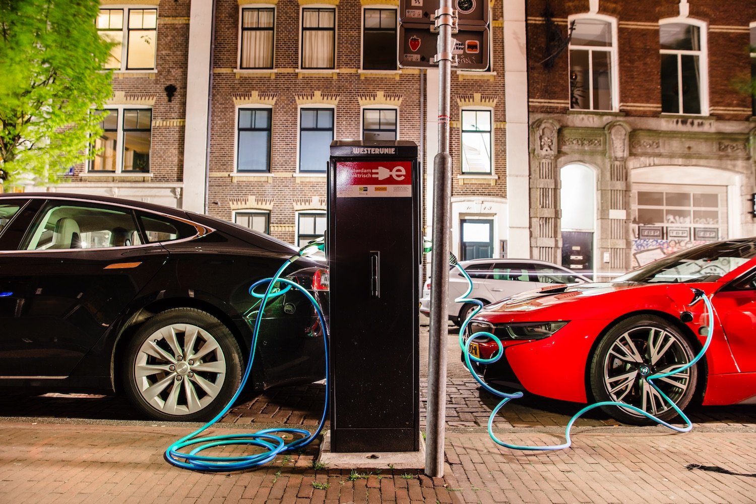 17_FLATANGLE_AMSTERDAM_PARKED CAR_CHARGING STATION_4