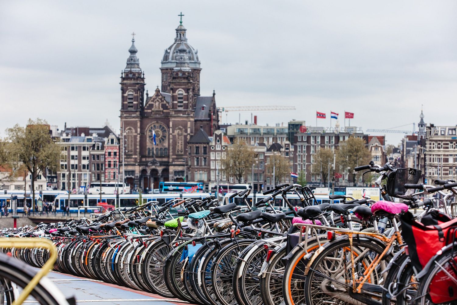 bicycles_racks_amsterdam_church_day