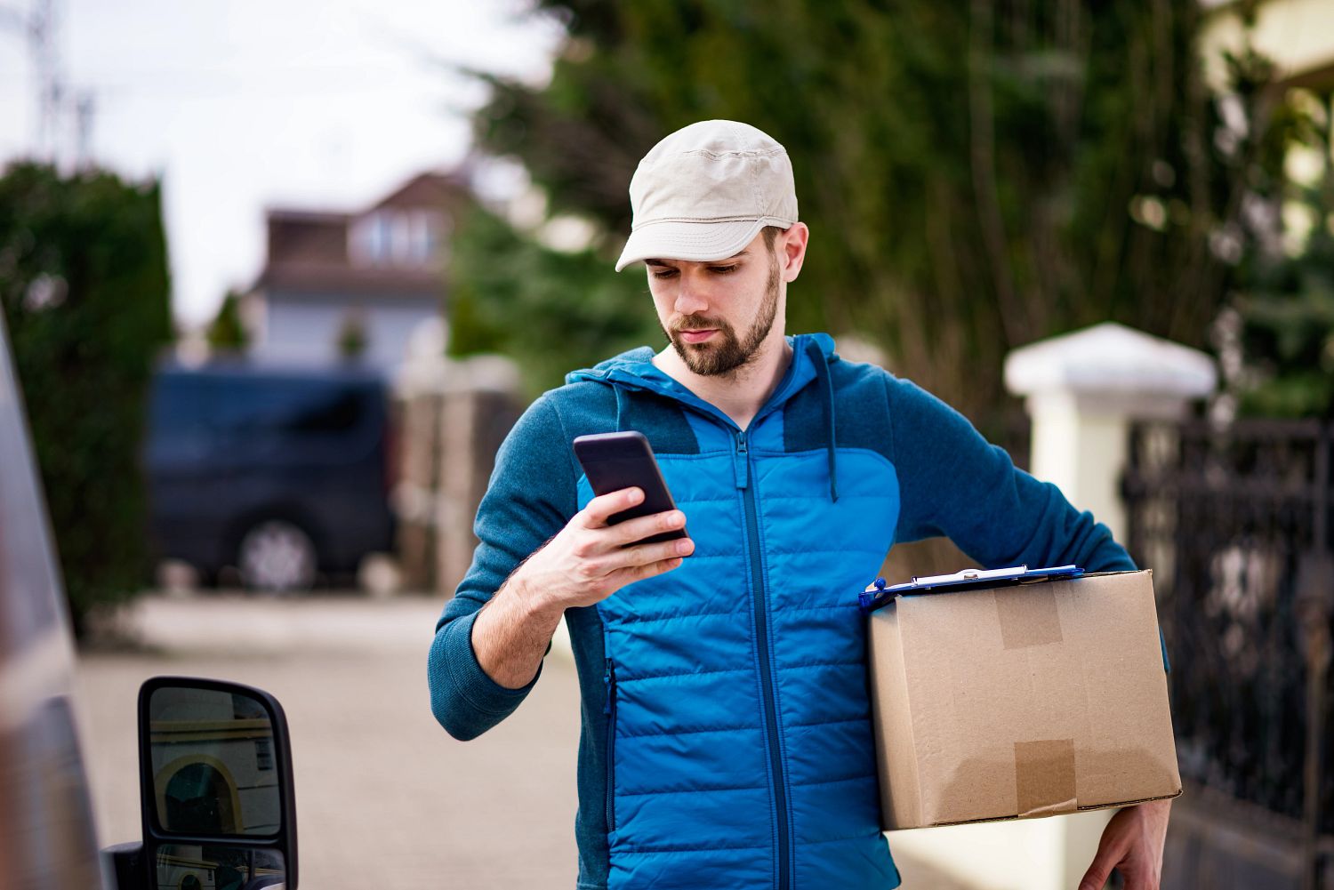 Delivery-Man-Driver-Package-Phone