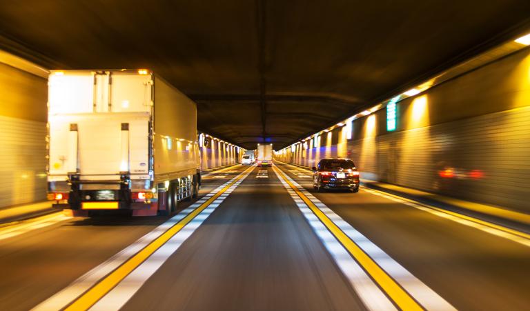 HEREのHD GNSSサービスを用いてトンネル内でも正確に情報を受信し走行する車