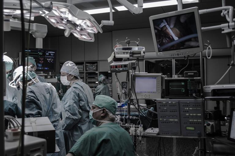 Doctors vs. robots - why artificial intelligence will transform the healthcare industry
