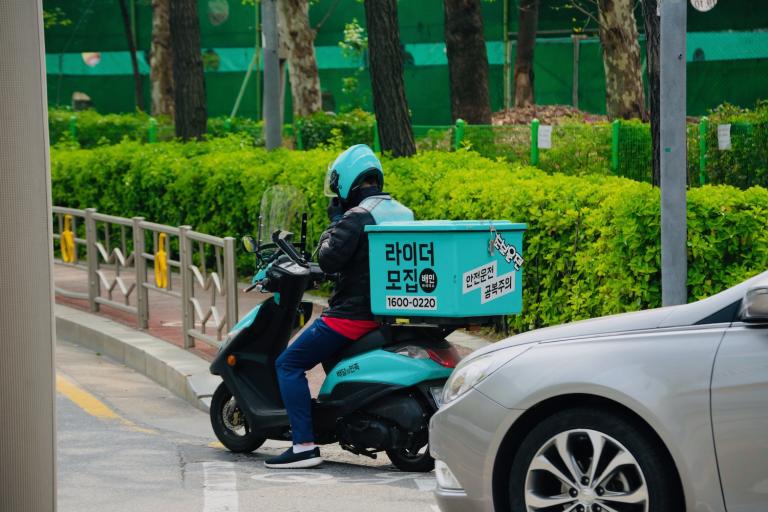 Rapid delivery companies: the urban space race