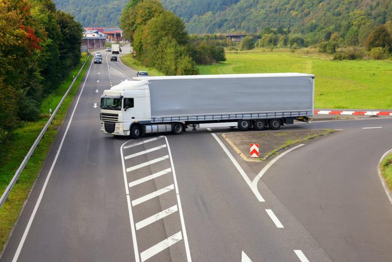 truck-lorry-transportation-logistics-left-turn-blog.jpg