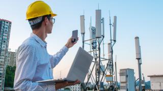 5G-Mast-Tower-Man-Telecom-Utilities