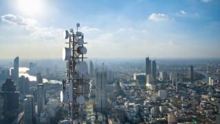 Mast-Cell-5G-Tower-Edge-Skyline-City