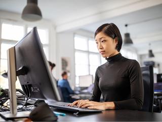 HERE(ヒア)フリートマネジメントの地図情報データサービスプラットフォームを使う女性