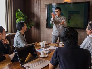 MaaSについて会議する人々