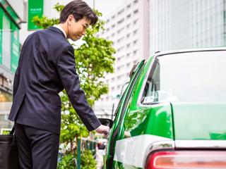 MaaSで快適なタクシー移動をする男性