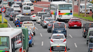 A photo of cars and buses in heavy traffic .