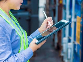 タブレットで車両のルート作成を行う女性